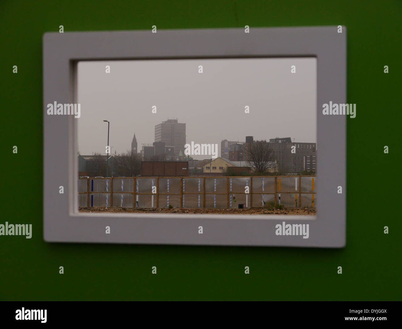 Immagine astratta di derelitti /cancellato sito in costruzione in Middlesbrough visualizzati tramite quadro di osservazione in palizzata Foto Stock