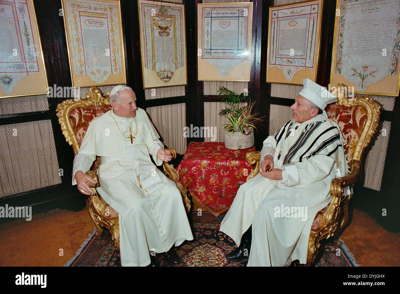 Giovanni Paolo II ha visitato la Sinagoga di Roma il 13 aprile 1986 in questa immagine incontrare con il Rabbino Elio Toaff Foto Stock