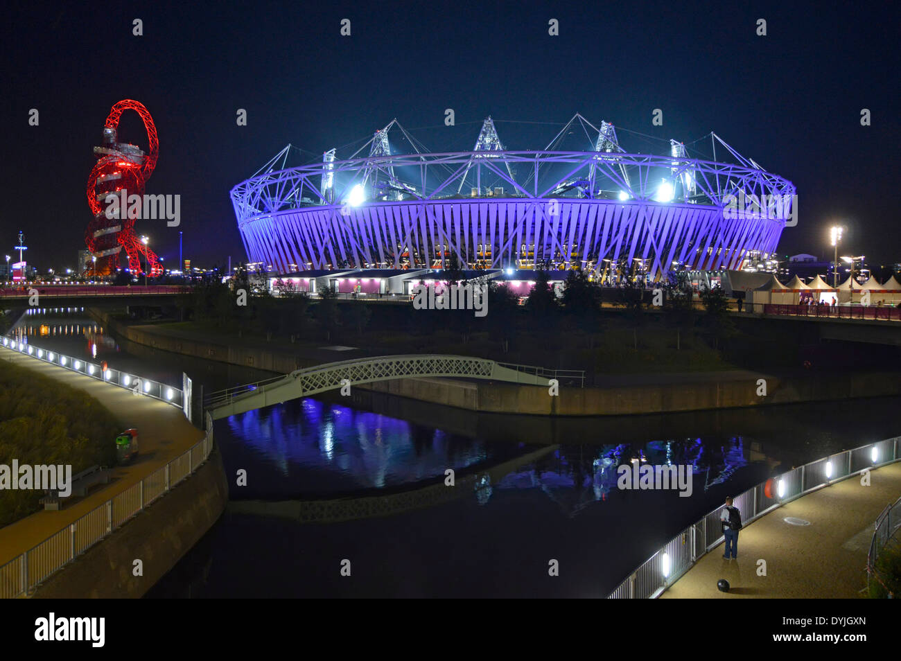 Notte a Olimpiadi di Londra 2012 Park con riflettori colorati stadium (prima della conversione al calcio & atletica uso) & Orbit Tower Foto Stock