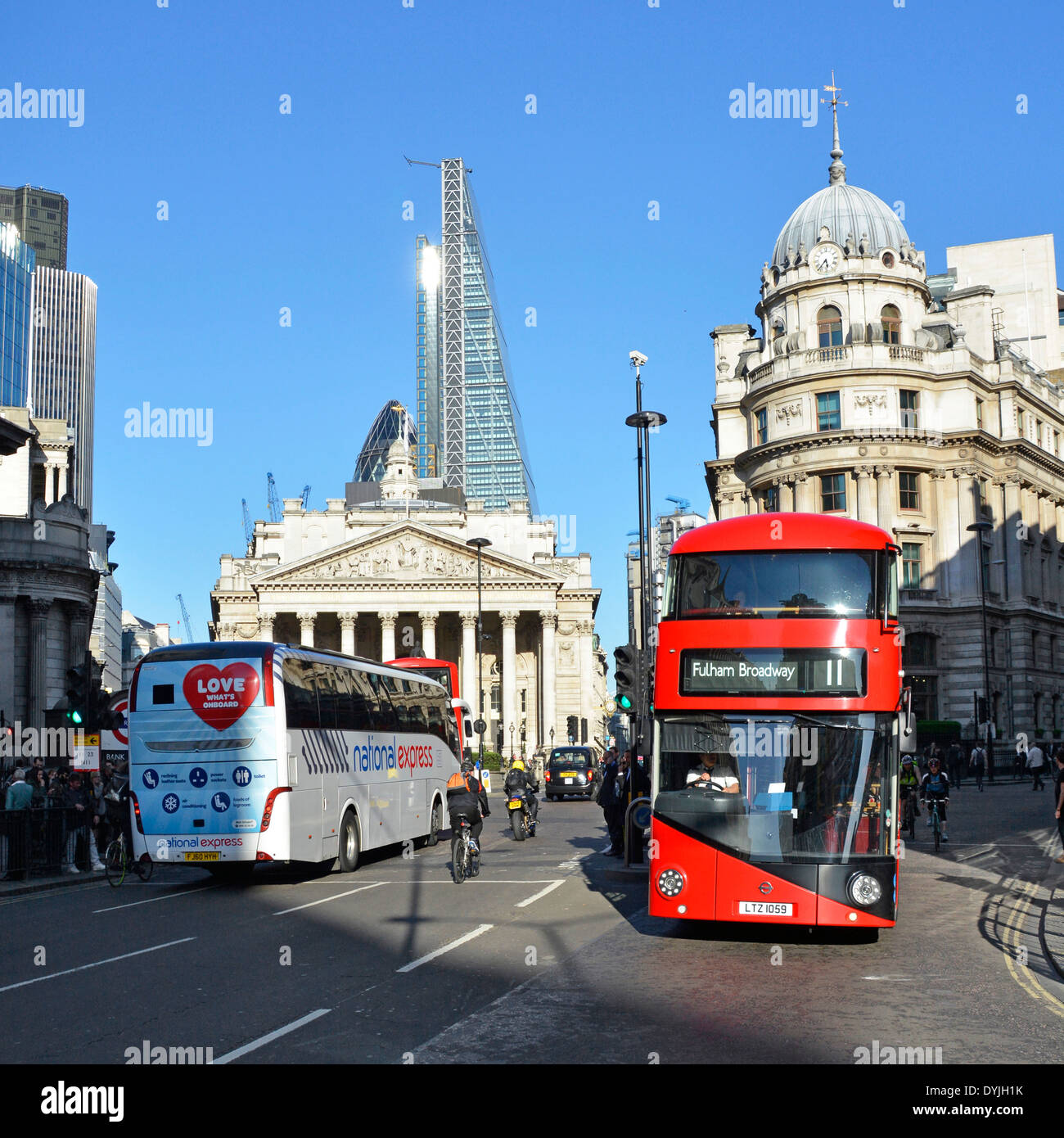Banca incrocio stradale nella città di Londra con Leadenhall Grattuggia formaggio blocco ufficio che domina il Royal Exchange e cetriolino Foto Stock