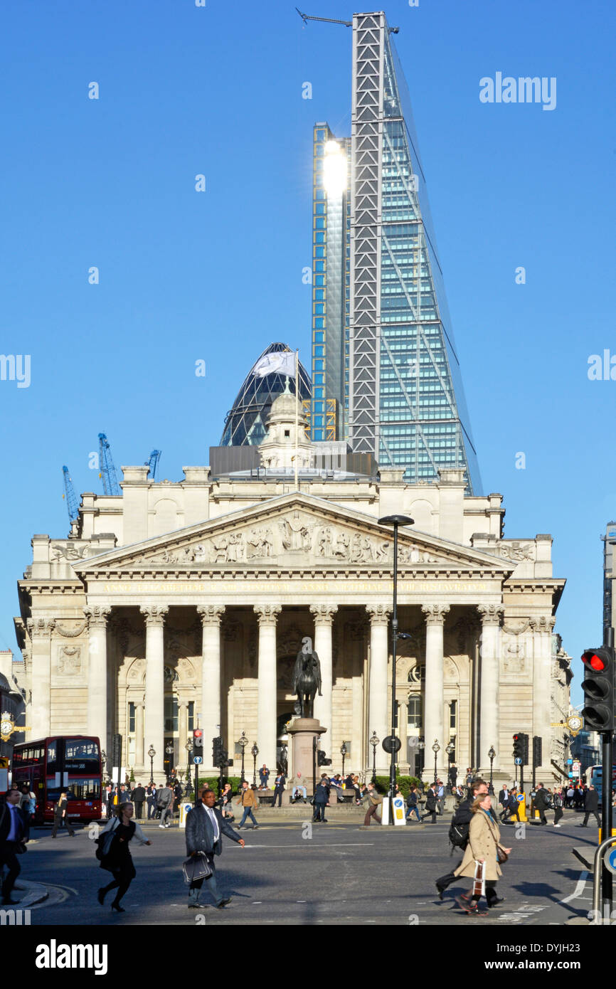 Banca incrocio stradale nella città di Londra con Leadenhall Grattuggia formaggio blocco ufficio che domina il Royal Exchange e cetriolino Foto Stock