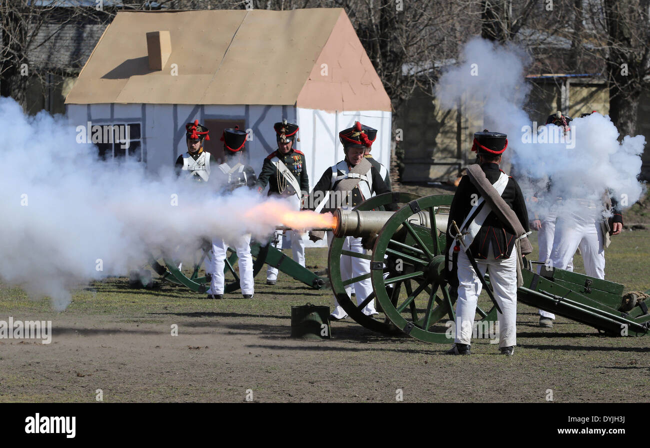 San Pietroburgo, Russia. Xix Apr, 2014. Militare ricostruzione storica ''Battaglia sotto le mura di Parigi.'' la ricostruzione della vittoriosa conclusione delle campagne di esteri dell'esercito russo di 1813-1814 ha avuto luogo durante la celebrazione del 290º anniversario di San Pietroburgo Università Statale. I partecipanti in divise napoleoniche, cavalli, pistole, fuochi d'artificio di ricreare la battaglia si è conclusa con la caduta del Bonaparte. Credito: Andrey Pronin/ZUMAPRESS.com/Alamy Live News Foto Stock
