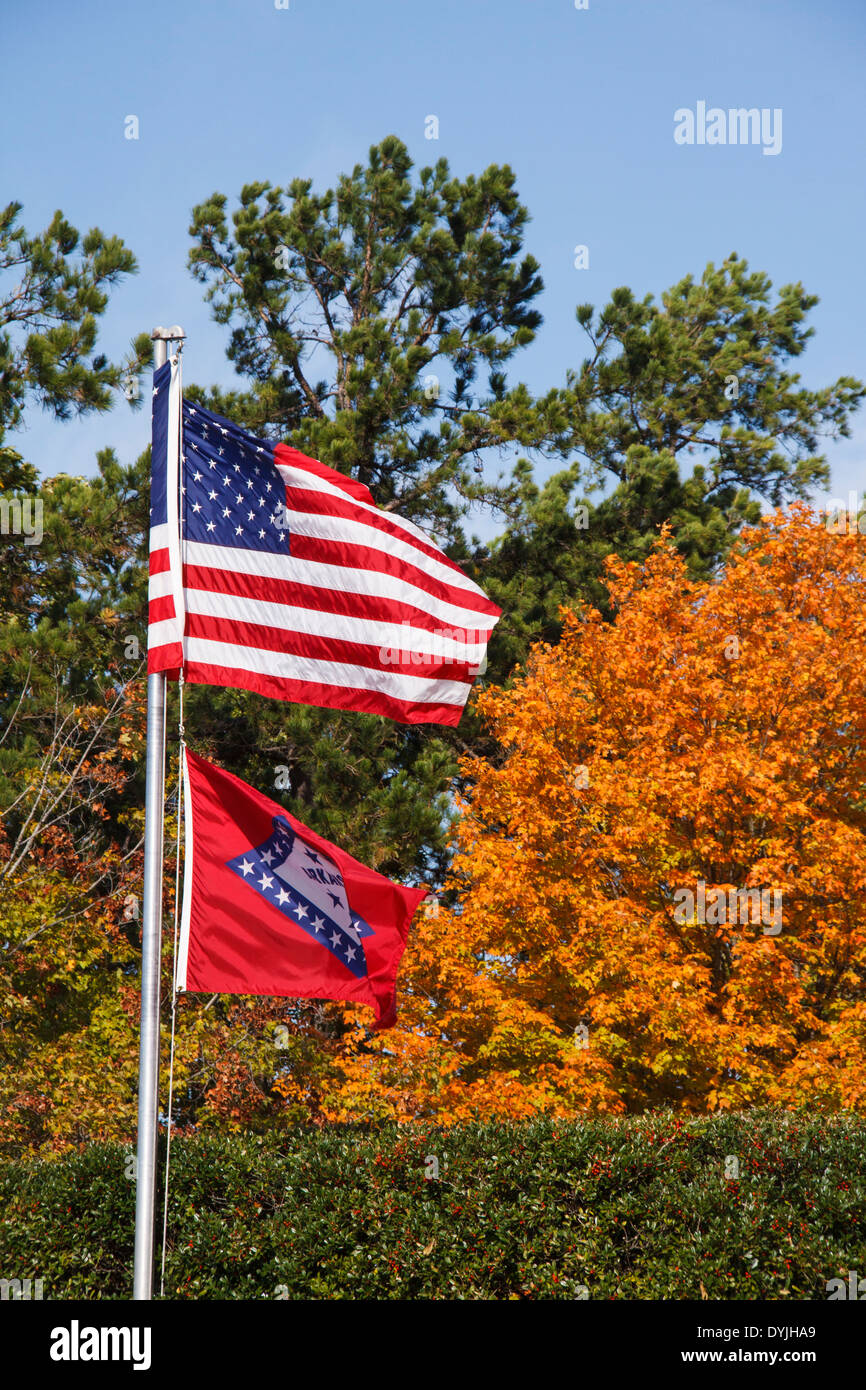 BANDIERA DEGLI STATI UNITI e bandiera dell'Arkansas e colore dell'autunno in Arkansas sulla strada panoramica 7. Questa famosa strada per i colori autunnali è designata come una strada panoramica. Foto Stock