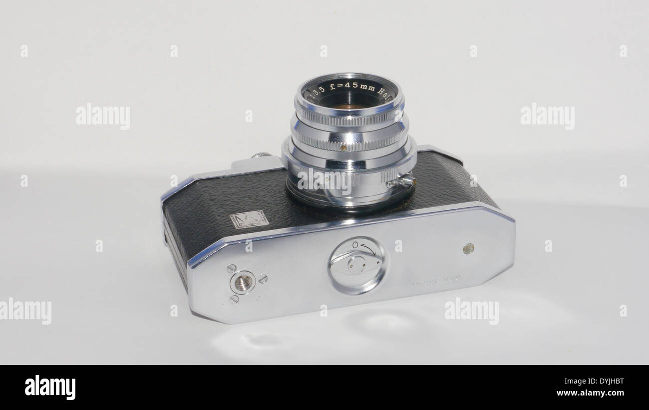 Halina X35 analogico 35mm Fotocamera, fotografati contro uno sfondo bianco - Vista della piastra di fondo e lente Anastigmet Foto Stock