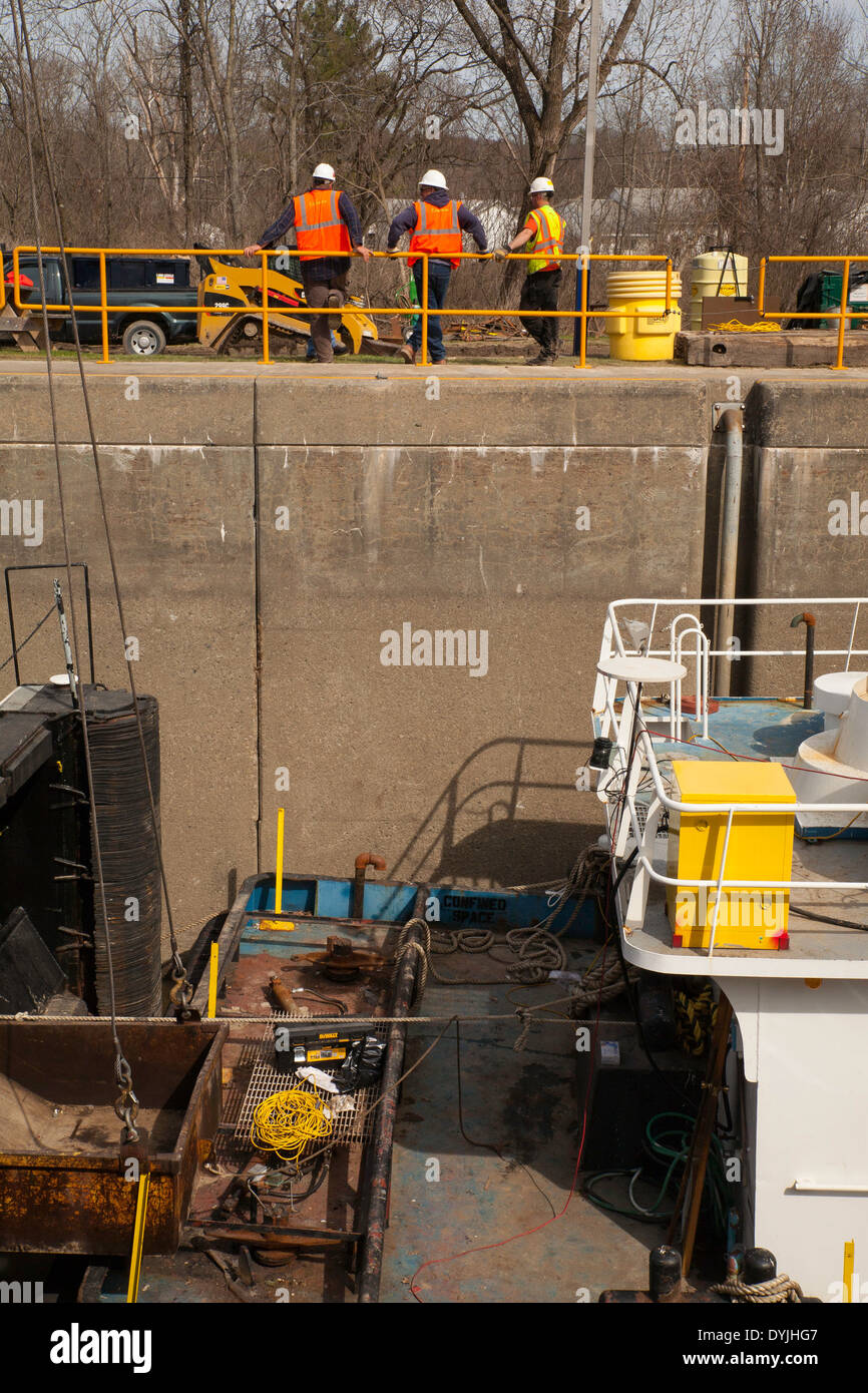 Il Champlain Canal è parte dello Stato di New York il sistema di canale, questo blocco è C6 a Fort Miller, NY, durante operazioni di dragaggio. Foto Stock