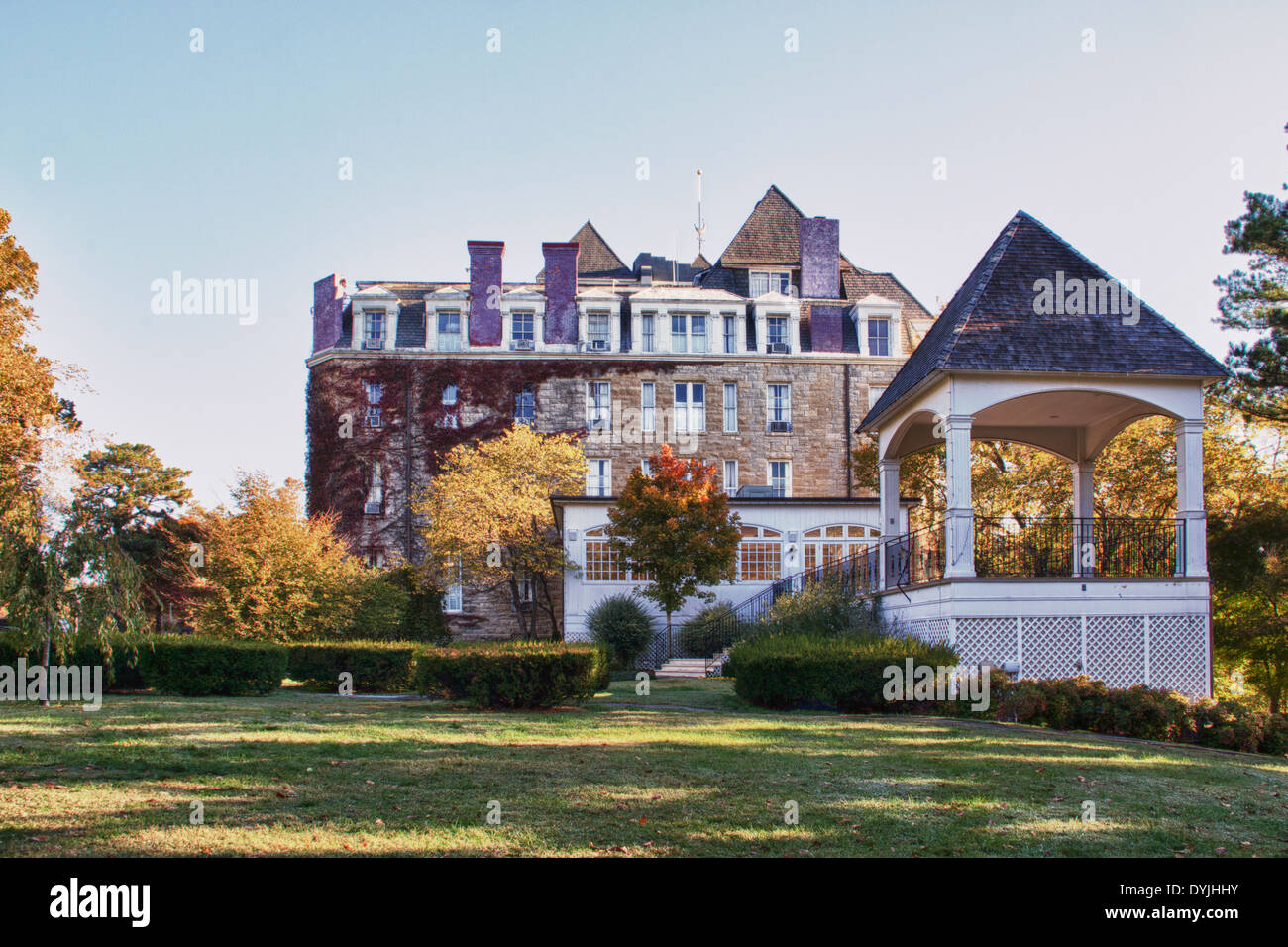 HDR della famosa Crescent Hotel (costruito nel 1886) a Eureka Springs, Arkansas, in inizio di mattina di luce. Hotel è detto di essere ossessionato. Foto Stock