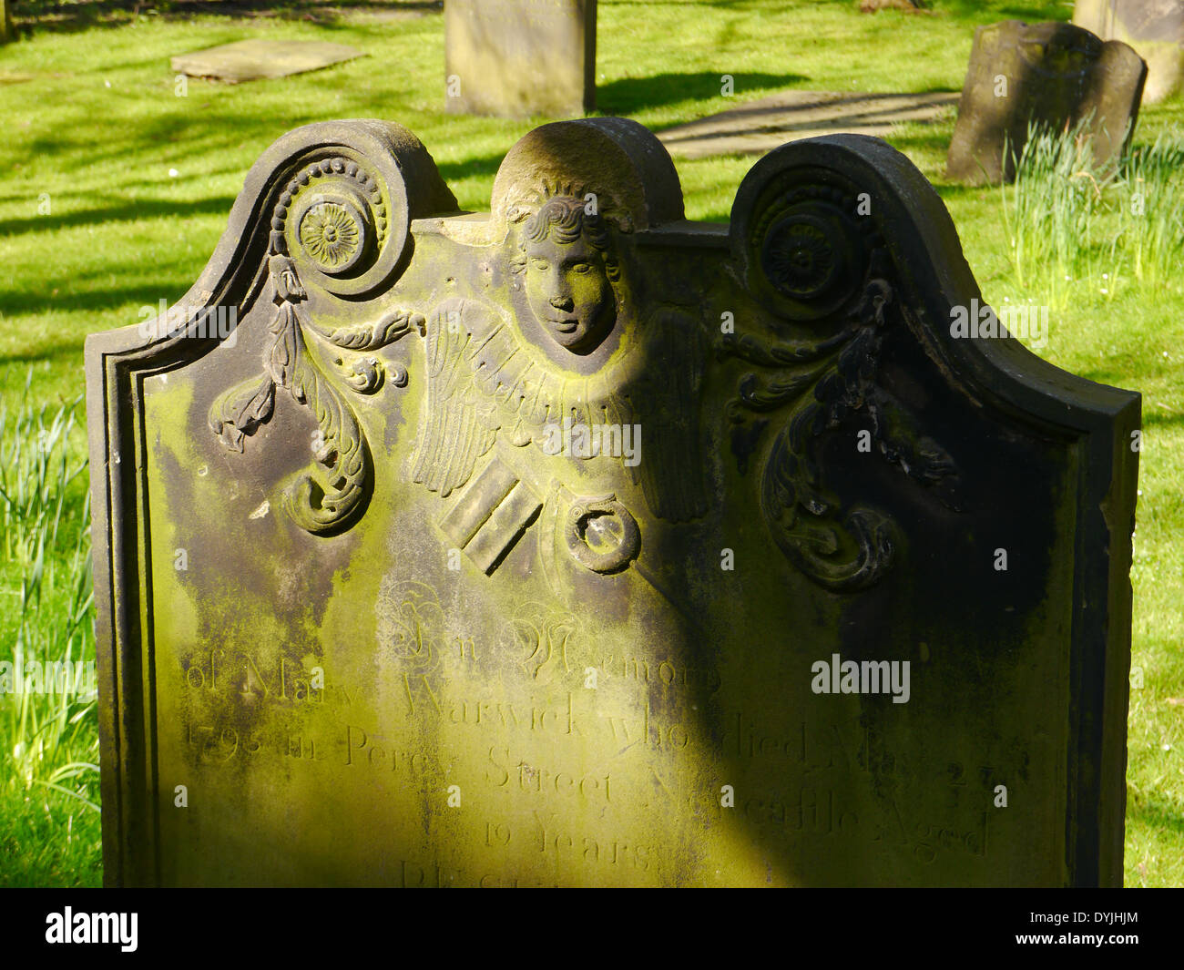 Storica pietra tomba nel cimitero cimitero / presso la chiesa di Sant'Andrea, Newcastle upon Tyne, England, Regno Unito Foto Stock
