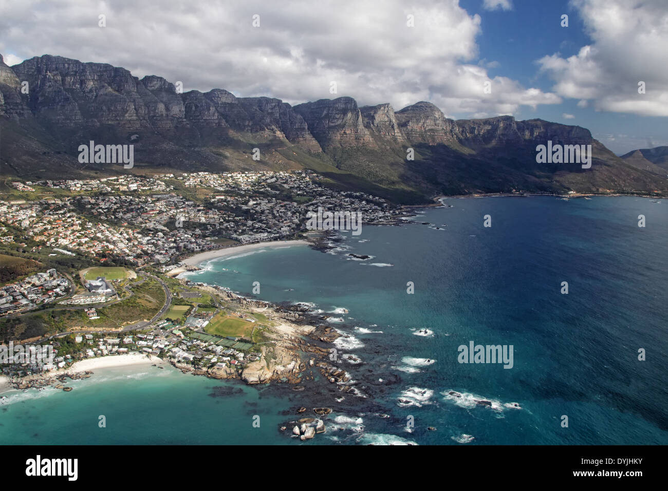 Vista aerea dei dodici apostoli, parte della Table Mountain e Camps Bay, un sobborgo di Cape Town. Foto Stock