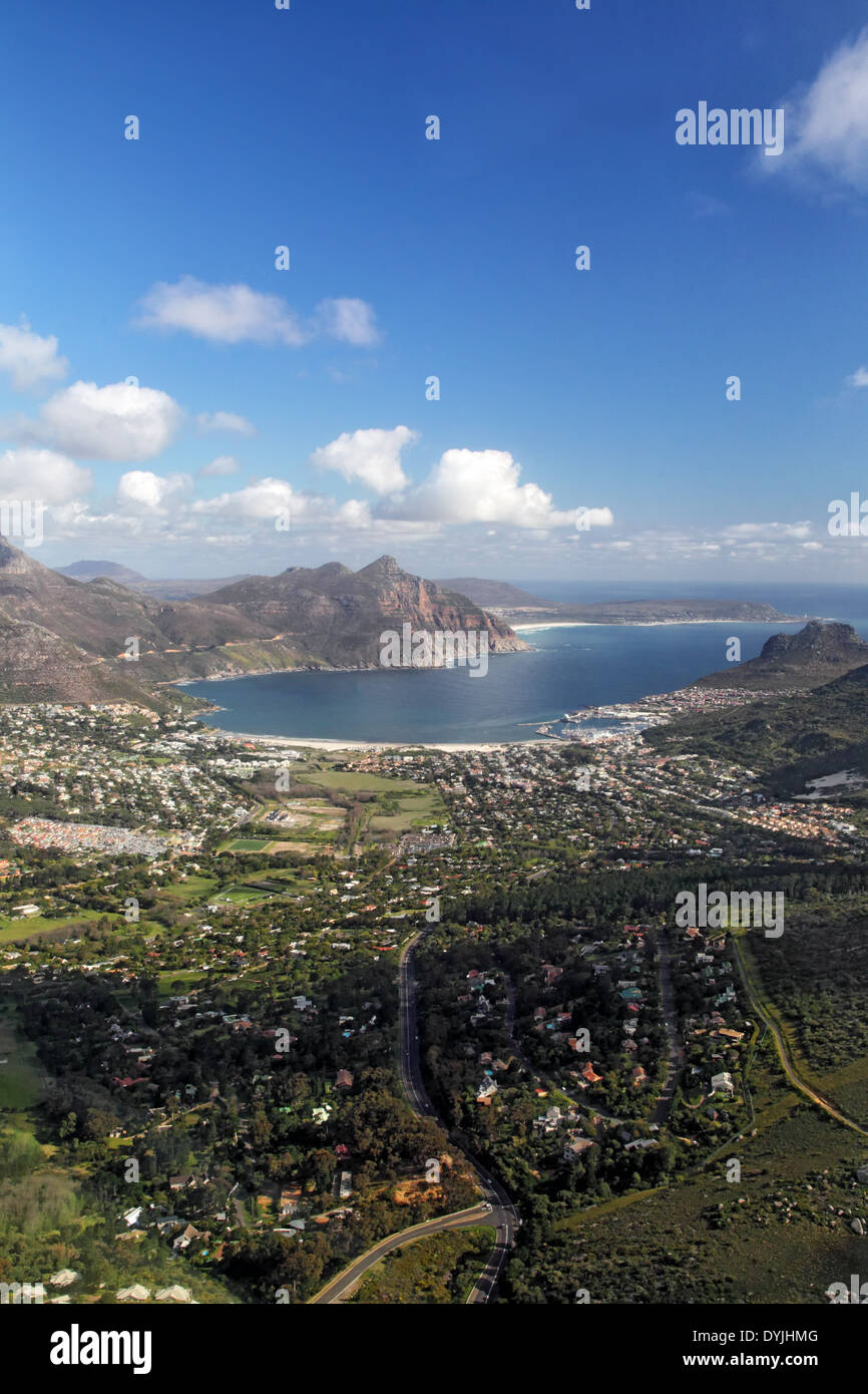 Vista aerea di Hout Bay, sobborgo di Cape Town, Sud Africa, e vista sulla Penisola del Capo. Foto Stock