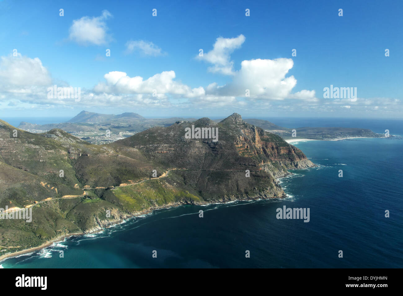 Vista aerea della Baia di Hout Bay, sobborgo di Cape Town, Sud Africa, e vista su Chapmans Peak Drive e la Penisola del Capo. Foto Stock