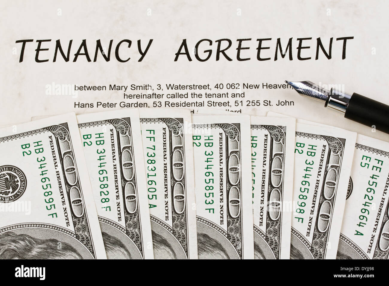 U.S. dollar bills e in inglese per il contratto di locazione, Dollar Geldscheine und englischer Mietvertrag Foto Stock