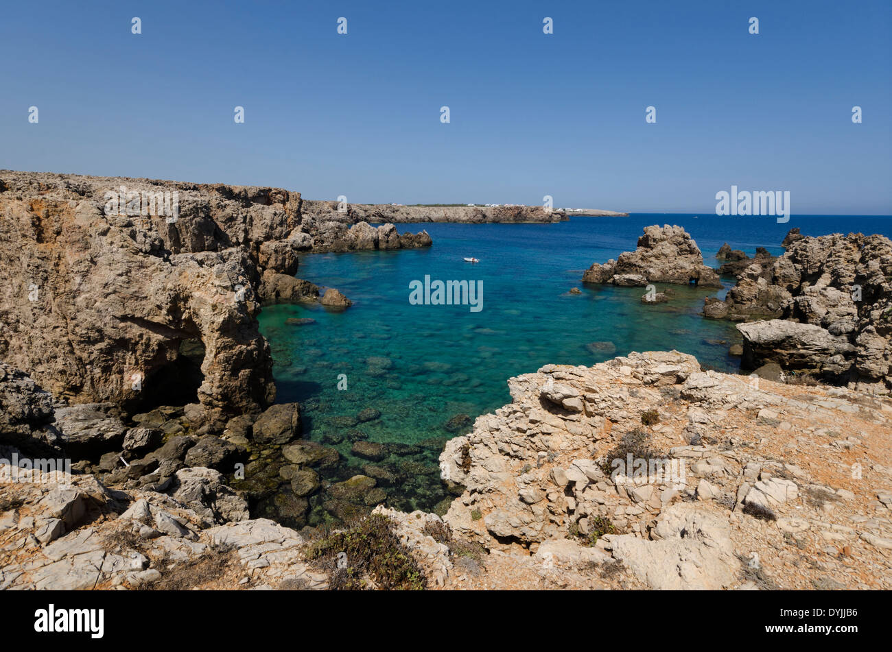 Baia isolata vicino al villaggio di pescatori di Na Macaret, sull'isola delle Baleari di Minorca. Foto Stock