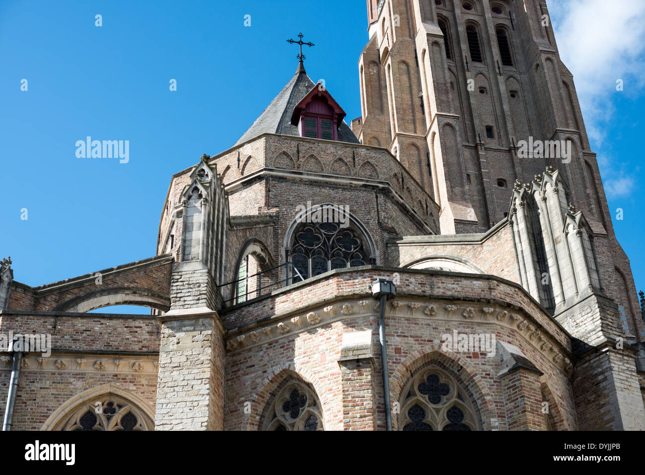 Chiesa di nostra Signora Spire Bruges Belgio // BRUGES, Belgio - l'imponente guglia gotica della Chiesa di nostra Signora (Onze-lieve-Vrouwekerk) domina lo skyline medievale di Bruges. Sorgendo in modo prominente sopra il centro storico, questo capolavoro architettonico si erge come uno dei monumenti più riconoscibili della città. La torre esemplifica la sofisticata ingegneria e la realizzazione artistica dell'architettura gotica medievale. Foto Stock Chiesa di nostra Signora Spire Bruges Belgio // BRUGES, Belgio - l'imponente guglia gotica della Chiesa di nostra Signora (Onze-lieve-Vrouwekerk) domina lo skyline medievale di Bruges. Sorgendo in modo prominente sopra il centro storico, questo capolavoro architettonico si erge come uno dei monumenti più riconoscibili della città. La torre esemplifica la sofisticata ingegneria e la realizzazione artistica dell'architettura gotica medievale. Foto Stock