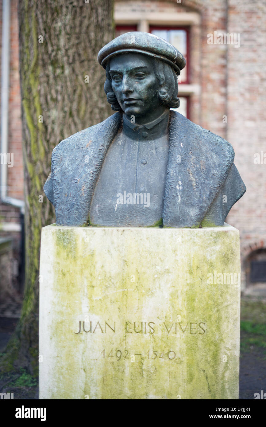 Statua di Juan Luis Vives Bruges Belgio // BRUGES, Belgio — Una statua commemora Juan Luis Vives (1493-1540), lo studioso umanista valenciano che ha trascorso gran parte della sua vita nei Paesi Bassi meridionali. Questo monumento onora i suoi contributi pionieristici alla psicologia, all'educazione e alla medicina durante il periodo rinascimentale. La statua riconosce il ruolo di Vives come una figura influente sia nella storia intellettuale di Bruges che nello sviluppo del pensiero psicologico moderno. Foto Stock