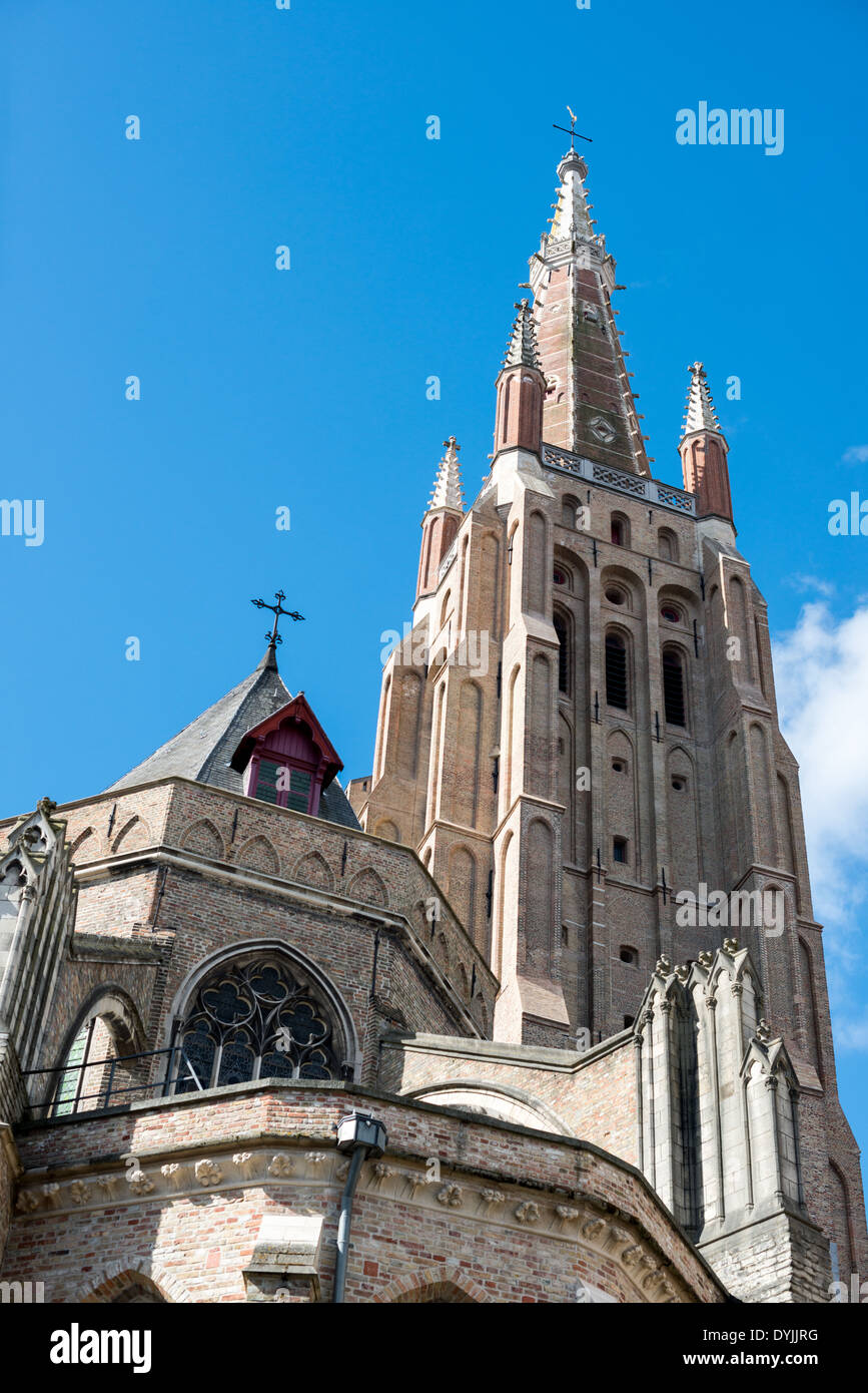 Chiesa di nostra Signora Spire Bruges Belgio // BRUGES, Belgio - l'imponente guglia gotica della Chiesa di nostra Signora (Onze-lieve-Vrouwekerk) domina lo skyline medievale di Bruges. Sorgendo in modo prominente sopra il centro storico, questo capolavoro architettonico si erge come uno dei monumenti più riconoscibili della città. La torre esemplifica la sofisticata ingegneria e la realizzazione artistica dell'architettura gotica medievale. Foto Stock Chiesa di nostra Signora Spire Bruges Belgio // BRUGES, Belgio - l'imponente guglia gotica della Chiesa di nostra Signora (Onze-lieve-Vrouwekerk) domina lo skyline medievale di Bruges. Sorgendo in modo prominente sopra il centro storico, questo capolavoro architettonico si erge come uno dei monumenti più riconoscibili della città. La torre esemplifica la sofisticata ingegneria e la realizzazione artistica dell'architettura gotica medievale. Foto Stock