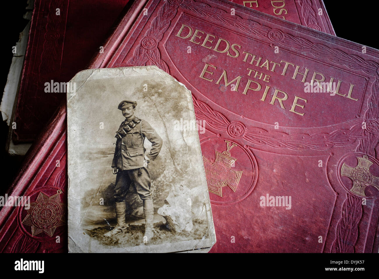 Fotografia di John Edward William Samuels (DCM, MM), campo reale di artiglieria, sul volume delle opere che emozione l'impero in cui egli in primo piano. Foto Stock