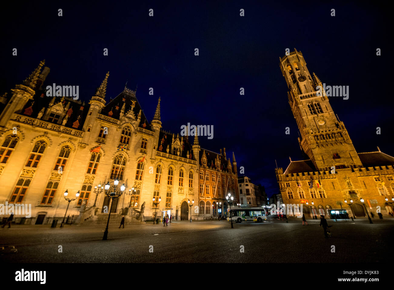 Markt Market Square Bruges Belgio // BRUGES, Belgio - la storica Markt (Piazza del mercato) si erge come la piazza centrale del centro medievale di Bruges, un sito patrimonio dell'umanità dell'UNESCO. La piazza è stata il cuore commerciale di Bruges sin dal Medioevo. Gli edifici storici che circondano la piazza mostrano i caratteristici stili architettonici fiamminghi sviluppati nel corso dei secoli della prosperità della città come centro commerciale. Foto Stock