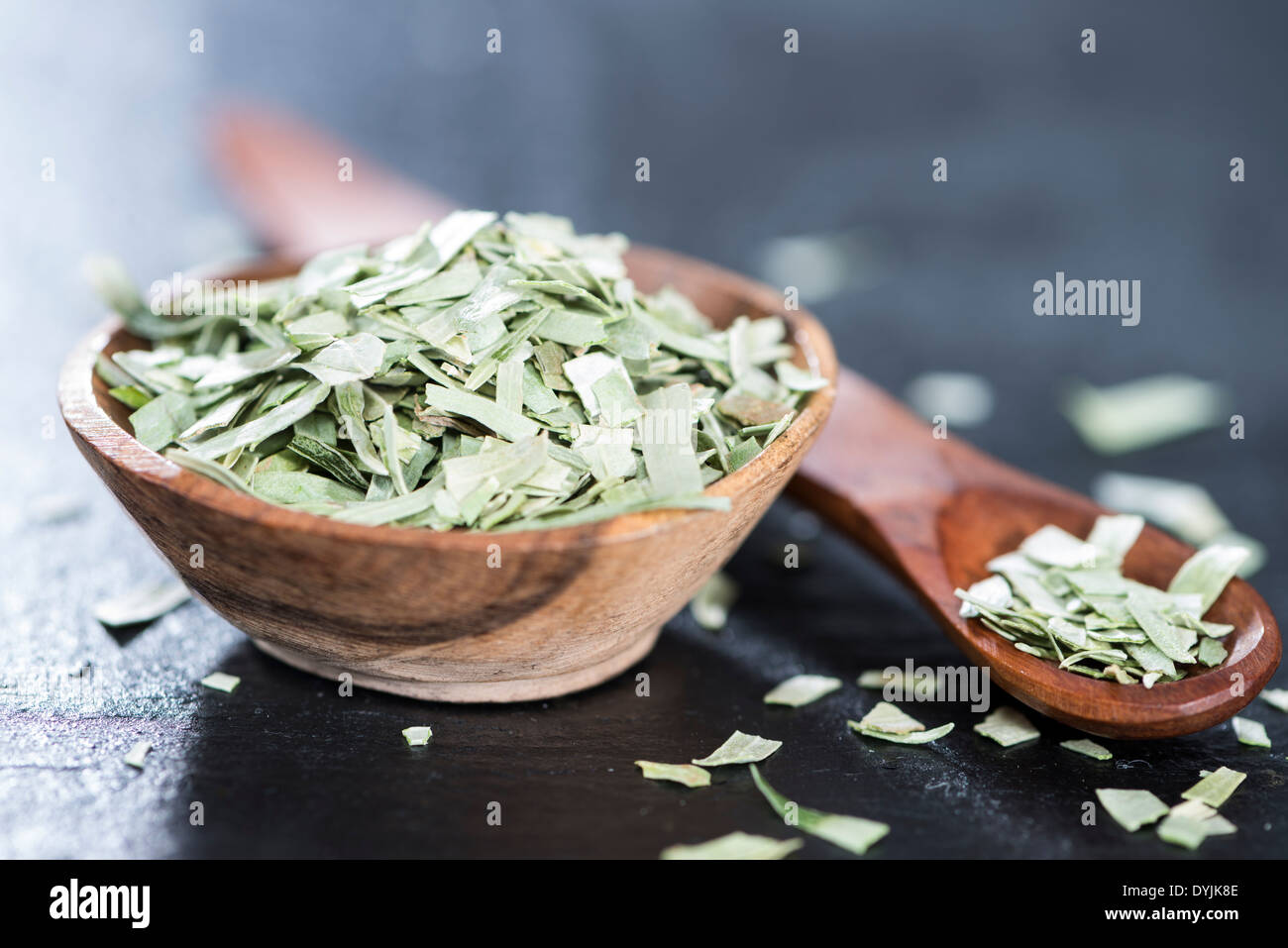 Porzione di dragoncello essiccato in una piccola ciotola Foto Stock