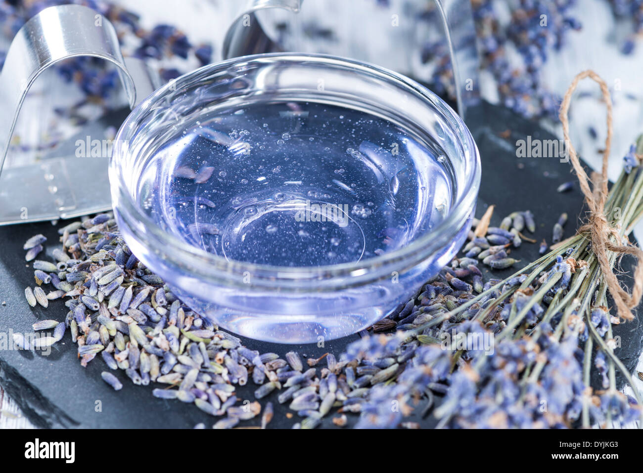 In casa Bagno alla lavanda additivo fatto di olio di lavanda Foto Stock