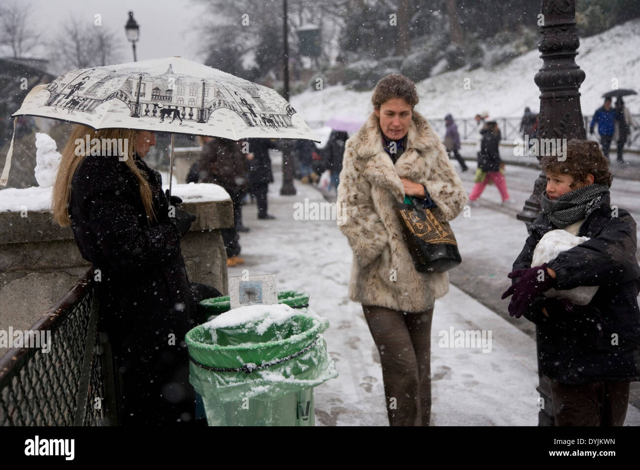 Montmartre, Parigi in presenza di un notevole manto di neve. Rare condizioni invernali. Montmartre, Parigi, Francia Foto Stock