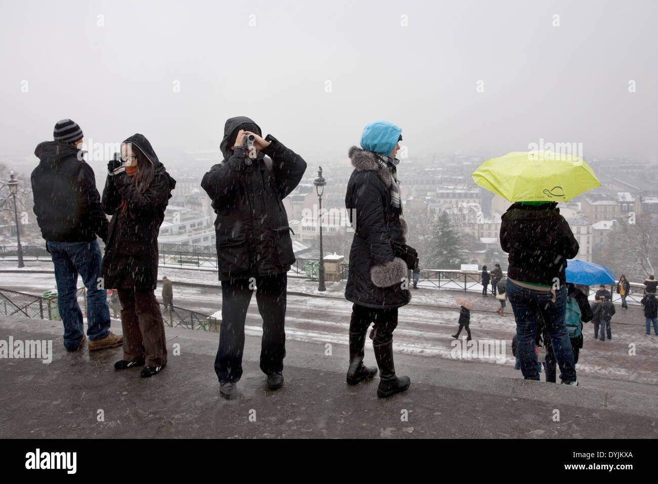 Montmartre, Parigi in presenza di un notevole manto di neve. Rare condizioni invernali. Montmartre, Parigi, Francia Foto Stock