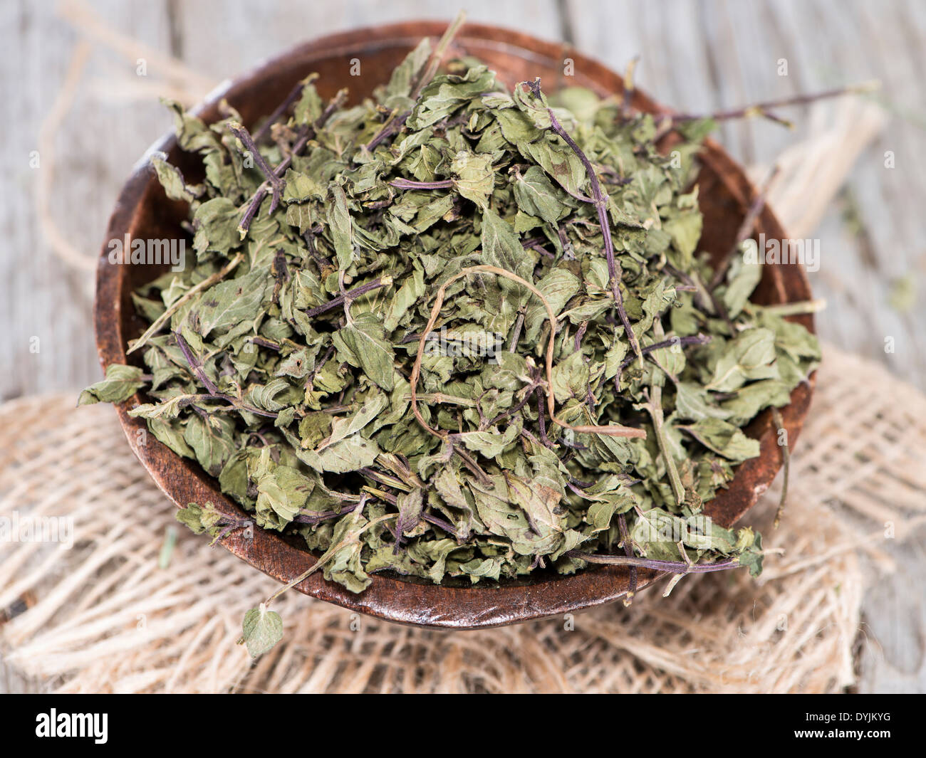 Piccola porzione di menta secca in una ciotola Foto Stock