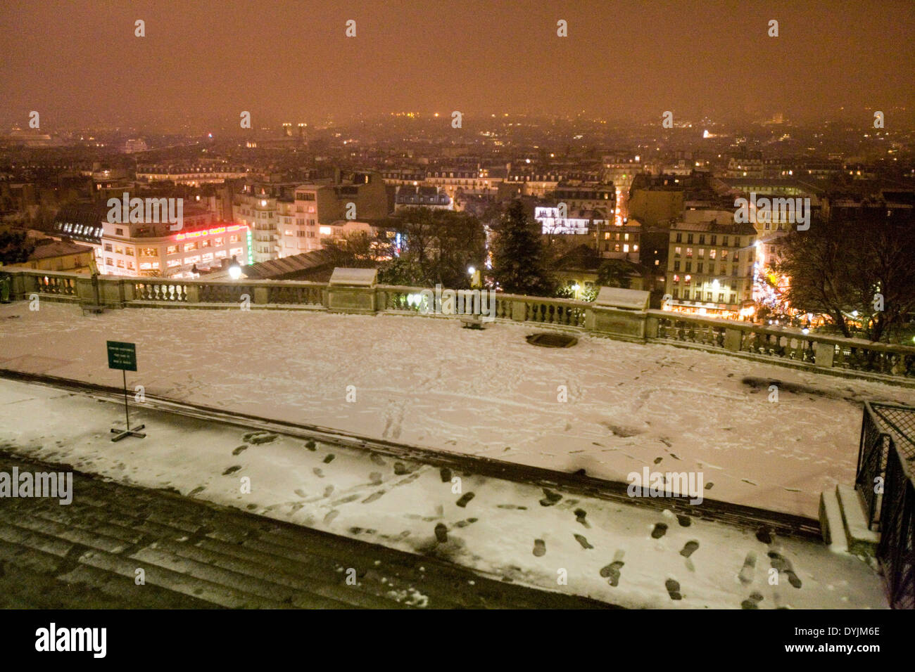 Montmartre, Parigi in presenza di un notevole manto di neve. Rare condizioni invernali. Montmartre, Parigi, Francia Foto Stock