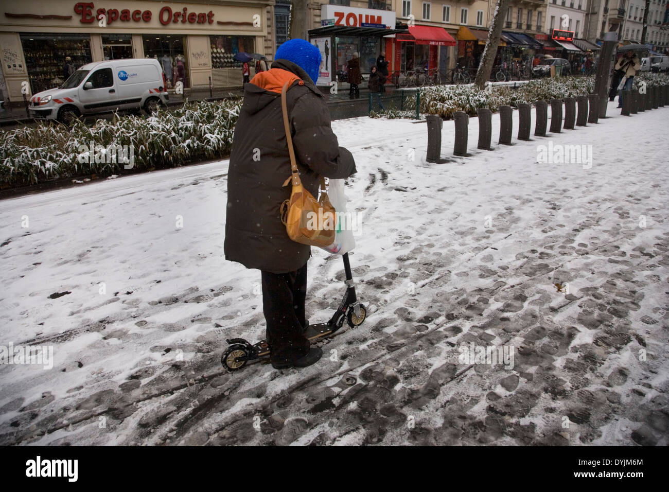 Montmartre, Parigi in presenza di un notevole manto di neve. Rare condizioni invernali. Montmartre, Parigi, Francia Foto Stock