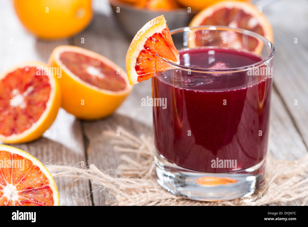 Vetro con fresco sangue fatta di succo d'arancia e alcuni cubetti di ghiaccio Foto Stock
