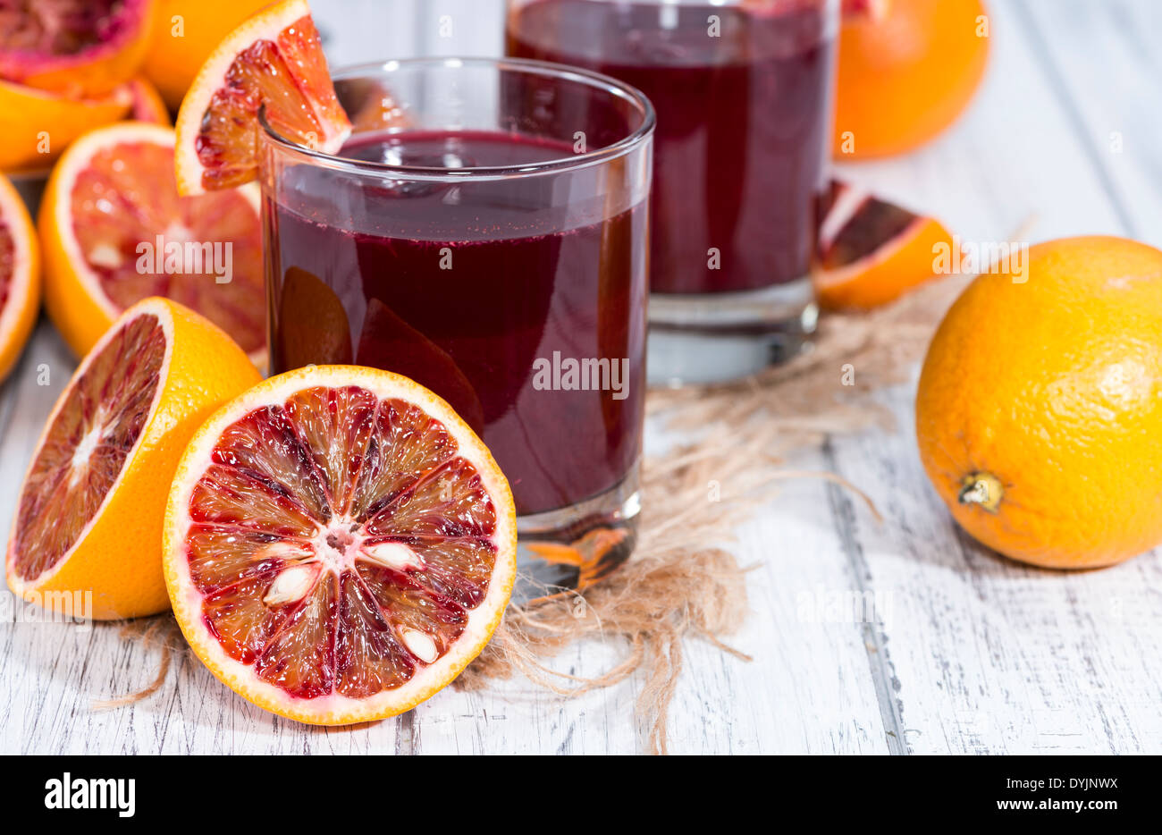 In casa succo di arance sanguigne (sull'annata sullo sfondo di legno) Foto Stock