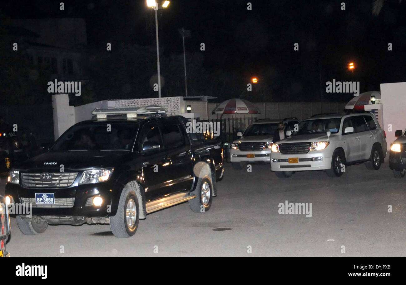 Di Karachi, Pakistan. Xix Apr, 2014. I funzionari di sicurezza escort ex presidente pakistano Pervez Musharraf all'arrivo nel sud del Pakistan città portuale di Karachi, 19 aprile 2014. Il Presidente Musharraf ha volato a Karachi per una breve visita in cui egli è probabile incontrare i familiari e gli amici. Credito: Masroor/Xinhua/Alamy Live News Foto Stock