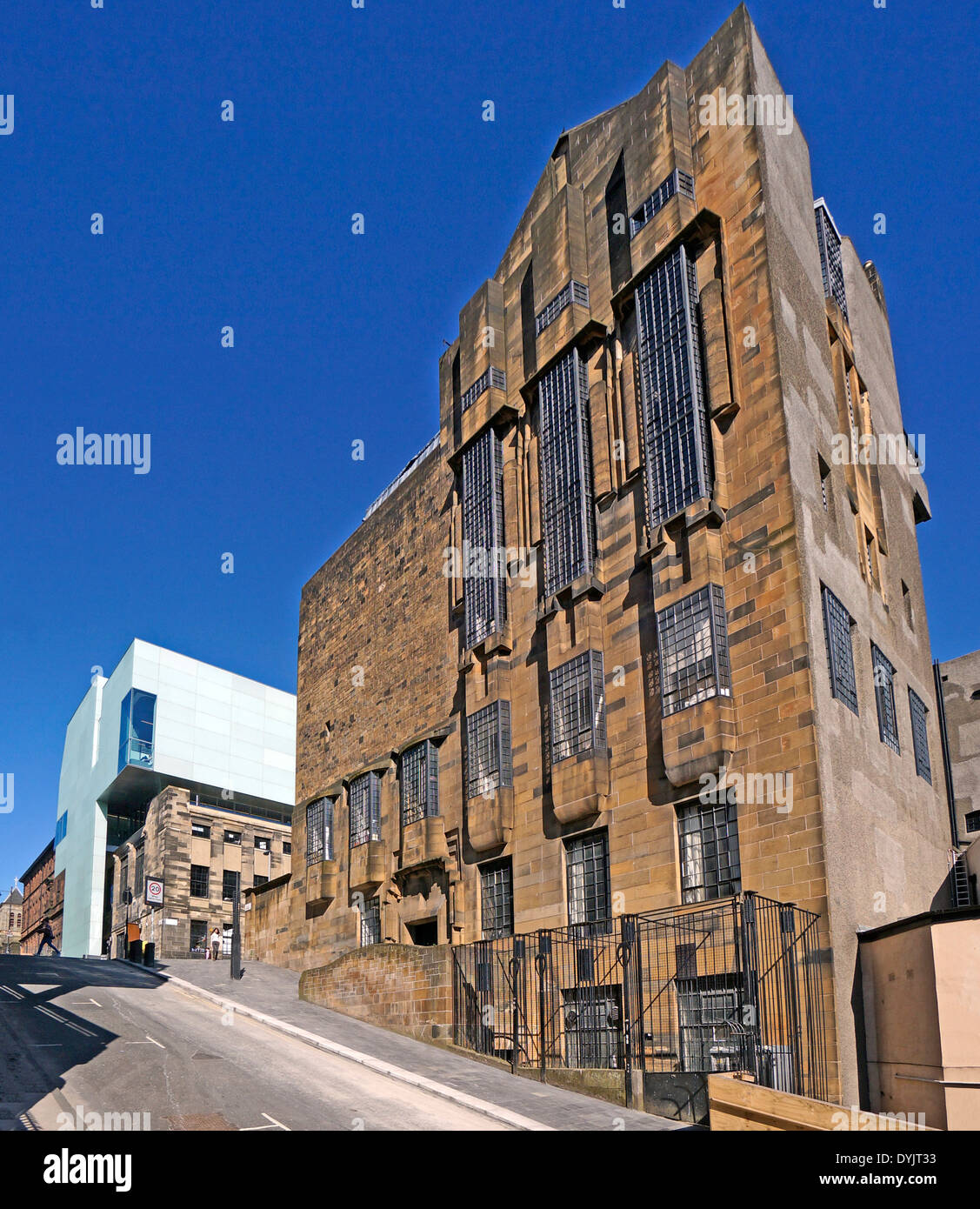 La Glasgow School of Art in Renfrew Street Glasgow Scozia da Scott Street con il nuovo edificio di Reid a sinistra Foto Stock