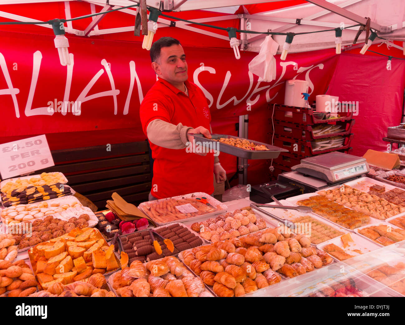 Fornitore che offre campioni gratuiti da una torta italiana in stallo un Euro strada del mercato di redcar cleveland North Yorkshire England Regno Unito Foto Stock