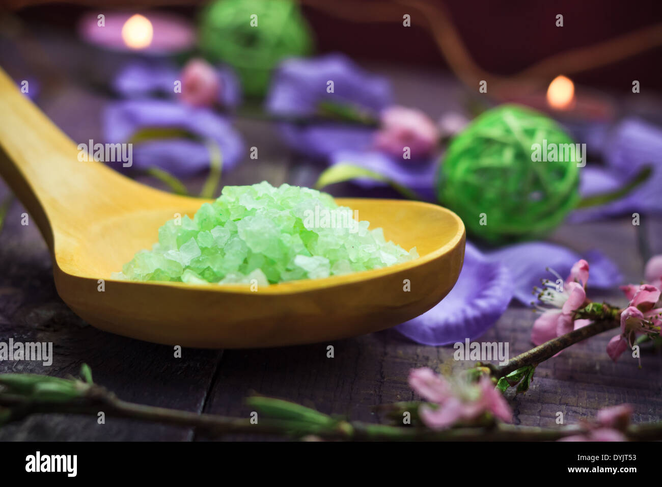 Concetto di Spa. Primo piano di un verde sale di balneazione Foto Stock