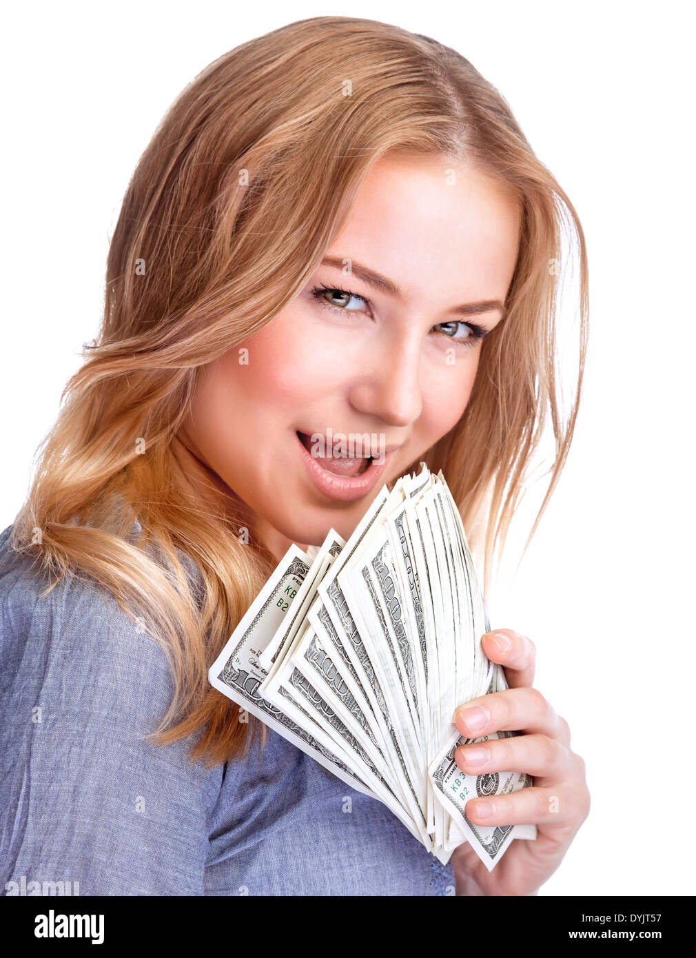 Closeup ritratto di donna graziosa con leer tenendo in mano una mazzetta di dollari isolati su sfondo bianco, soldi di spesa Foto Stock
