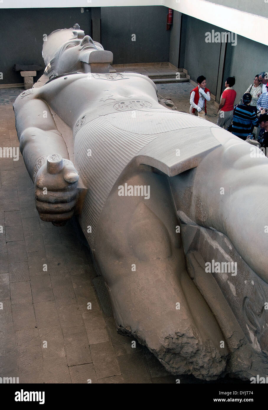 Memphis: la gigantesca statua del re Ramses II.vista generale. Foto Stock