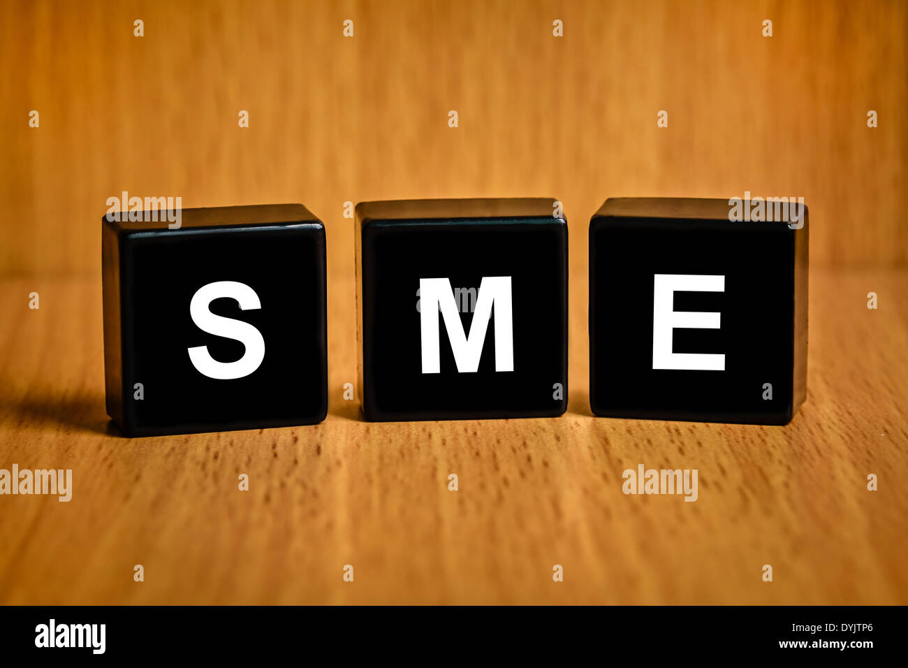 Le PMI o le piccole e medie imprese testo sul blocco nero Foto Stock