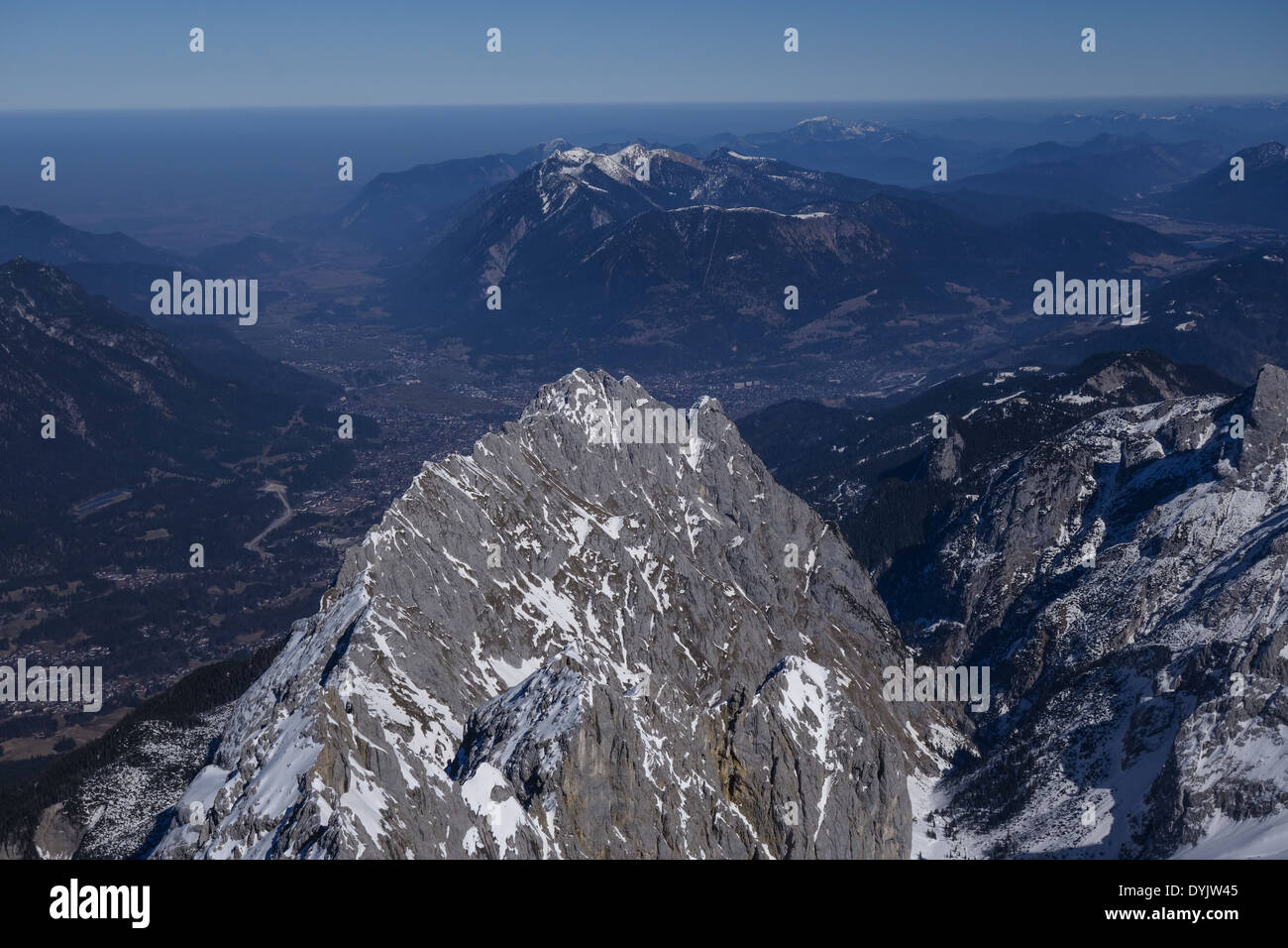 Blick von der Zugspitze ins Alpenvorland und Garmisch Partenkirchen Foto Stock