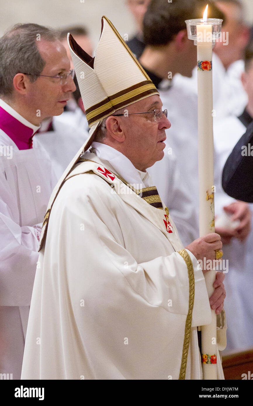 Vaticano Città del Vaticano 19 Aprile 2014 Papa Francesco celebrazione della Veglia Pasquale nella Notte Santa Papa Francesco conduce il cero pasquale per l'altare della Basilica di San Pietro Credito: Davvero Facile Star/Alamy Live News Foto Stock