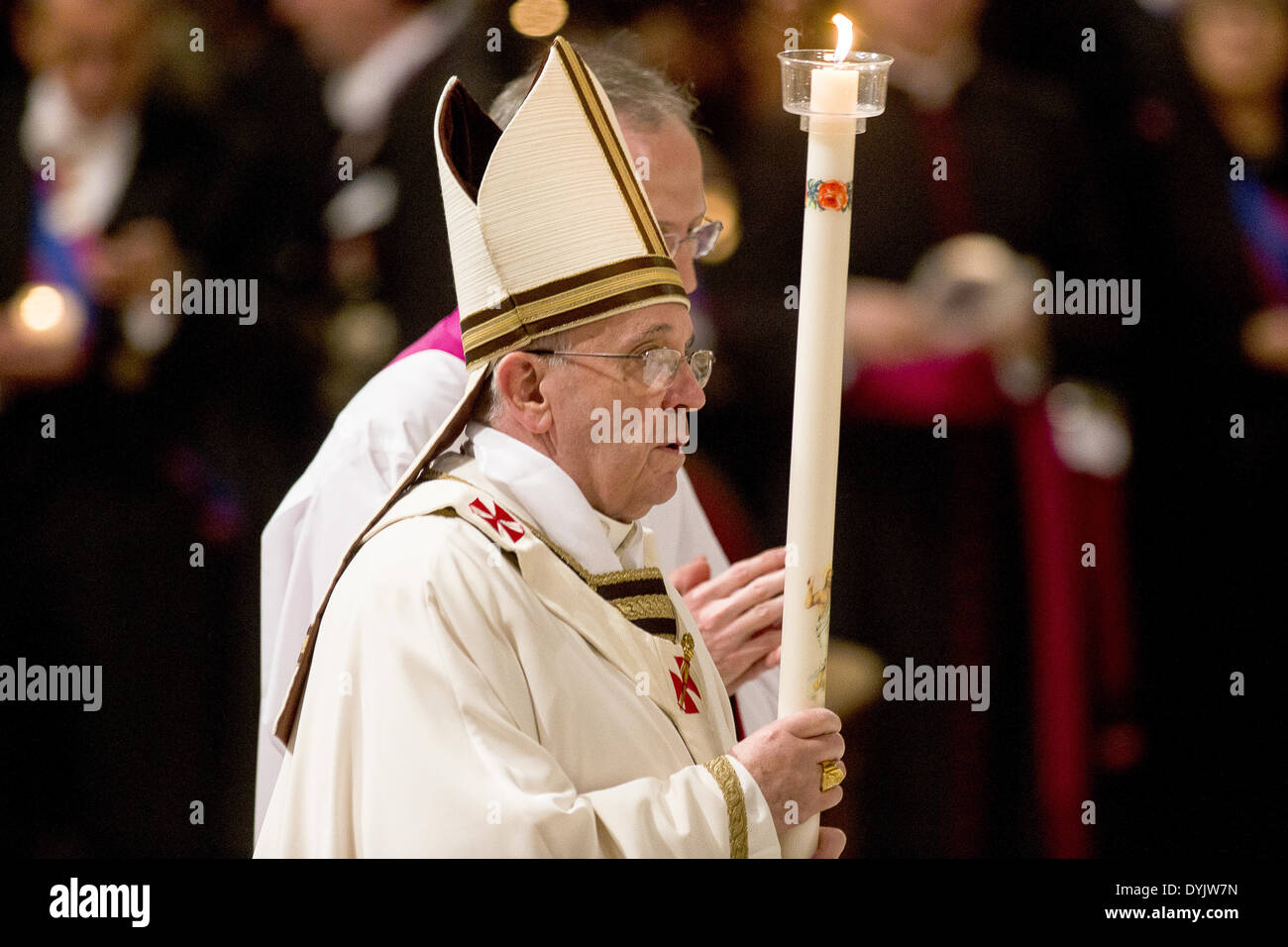 Vaticano Città del Vaticano 19 Aprile 2014 Papa Francesco celebrazione della Veglia Pasquale nella Notte Santa Papa Francesco conduce il cero pasquale per l'altare della Basilica di San Pietro Credito: Davvero Facile Star/Alamy Live News Foto Stock