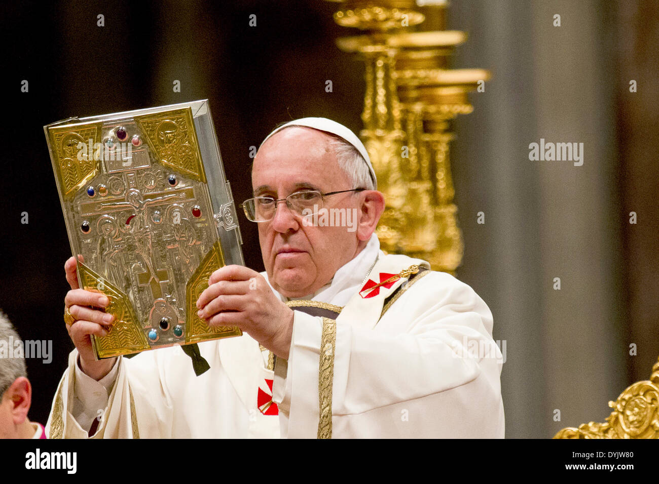 Vaticano Città del Vaticano 19 Aprile 2014 Papa Francesco celebrazione della Veglia Pasquale nella Notte Santa Papa Francesco conduce il cero pasquale per l'altare della Basilica di San Pietro Credito: Davvero Facile Star/Alamy Live News Foto Stock