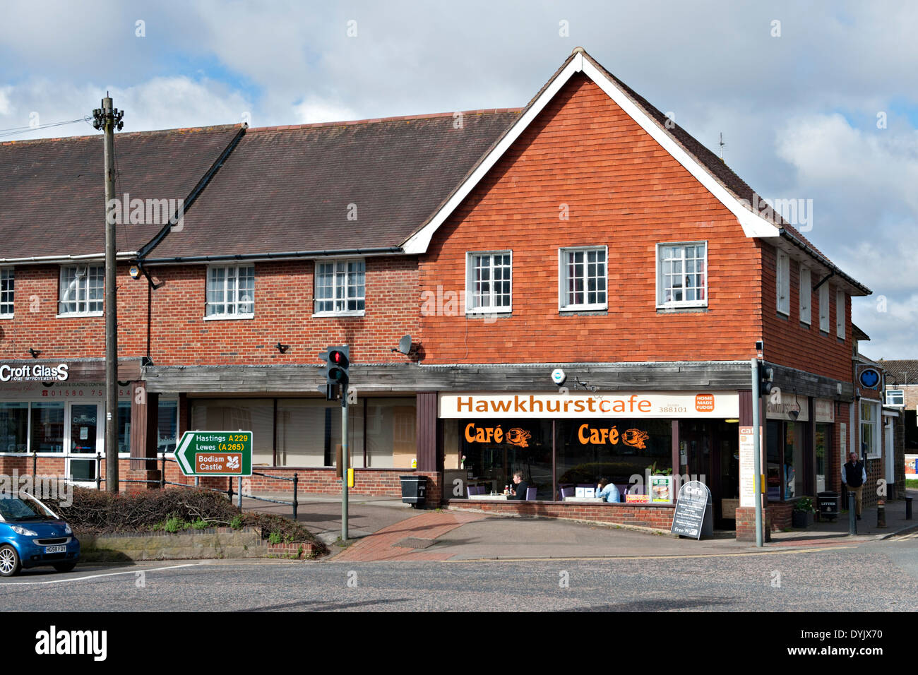 Cafe al crocevia nel villaggio Hawkhurst, Kent, Regno Unito Foto Stock