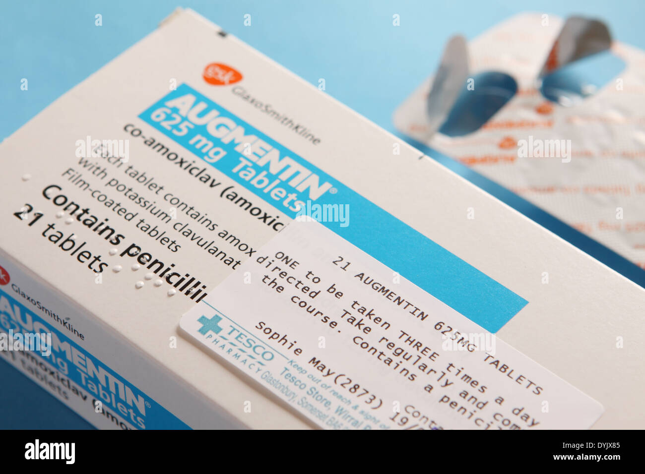 Augmentin antibiotico tablet Co-Amoxiclav pacchetto prodotto da GlaxoSmithKline contiene penicillina Foto Stock