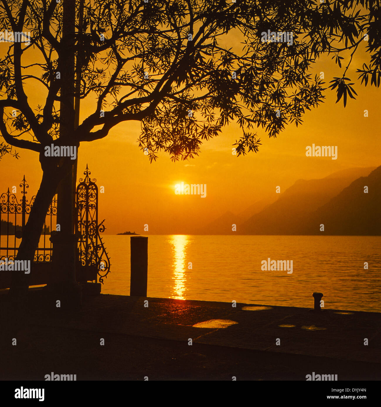 Sonnenuntergang am Gardasee in Italien Foto Stock