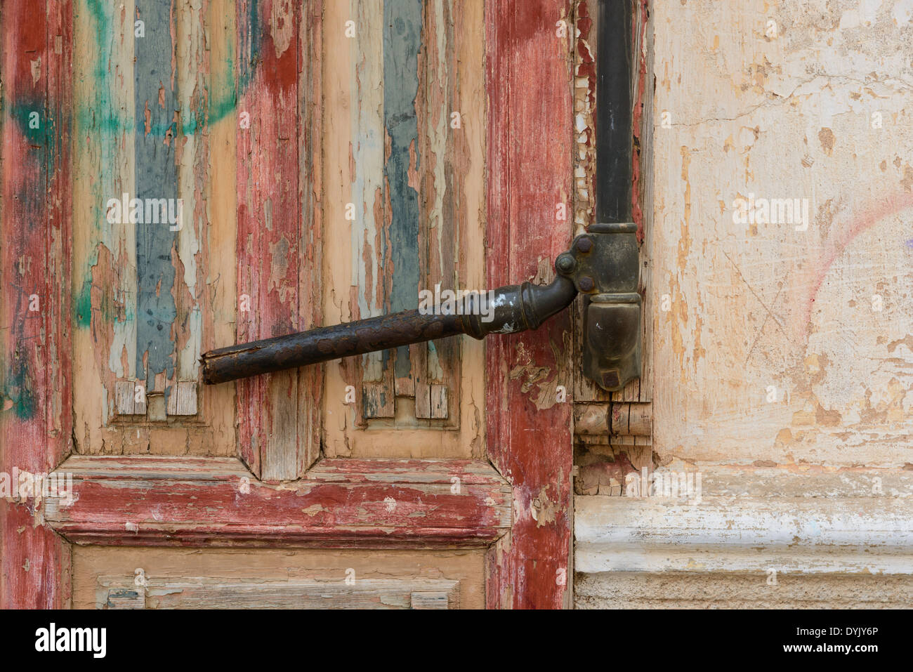 Storico negozio decorazione esterna in legno colorato. Foto Stock