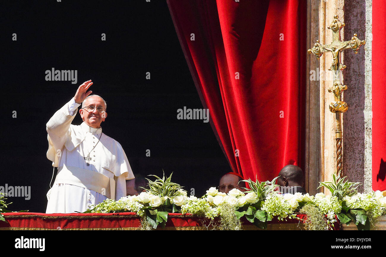 Piazza San Pietro e Città del Vaticano. Xx Apr, 2014. La domenica di Pasqua il Papa Francesco dopo la cerimonia nella Domenica di Pasqua, dal balcone della navata della basilica di San Pietro, dà la benedizione Urbi et Orbi ai fedeli presenti in piazza Credito: Davvero Facile Star/Alamy Live News Foto Stock