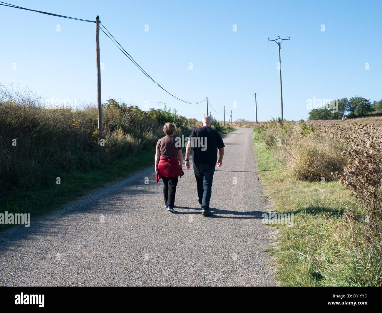 Passeggiando sulla strada di un paese sotto il sole del sud della Francia. Foto Stock