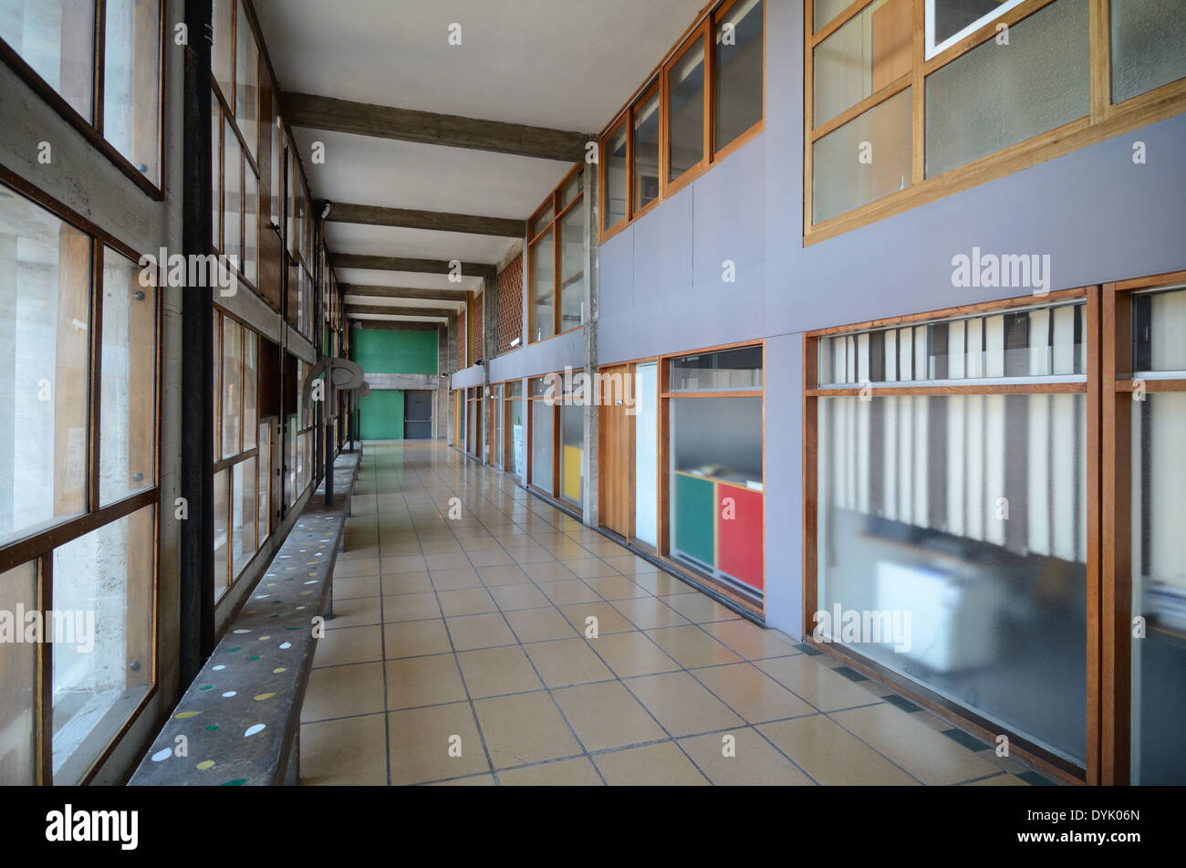 Con corridoio interno del modernista Cité Radieuse o Unité d'Habitation progettata da Le Corbusier a Marsiglia o Marsiglia Francia Foto Stock