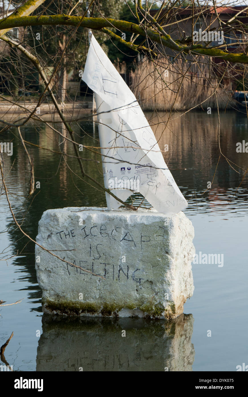 Il cambiamento climatico protesta - questo pezzo galleggianti del polistirolo espanso con una vela su di essa si legge: "Il tappo di ghiaccio è di fusione', fiume Thames, Regno Unito Foto Stock