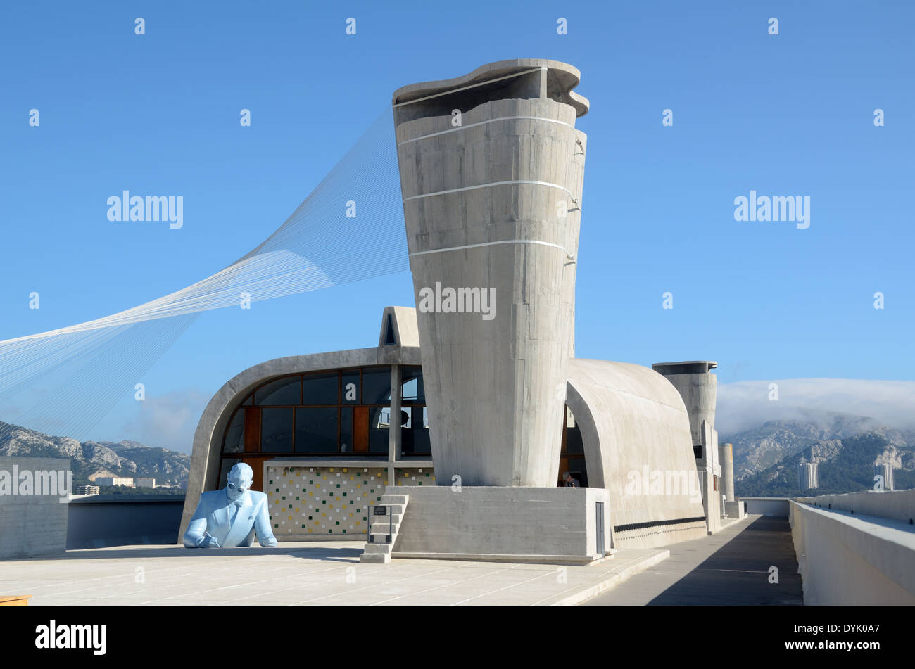 La terrazza sul tetto e cemento albero di ventilazione della Unité d'abitazione o Cité Radieuse di Le Corbusier Marsiglia o Marsiglia Francia Foto Stock